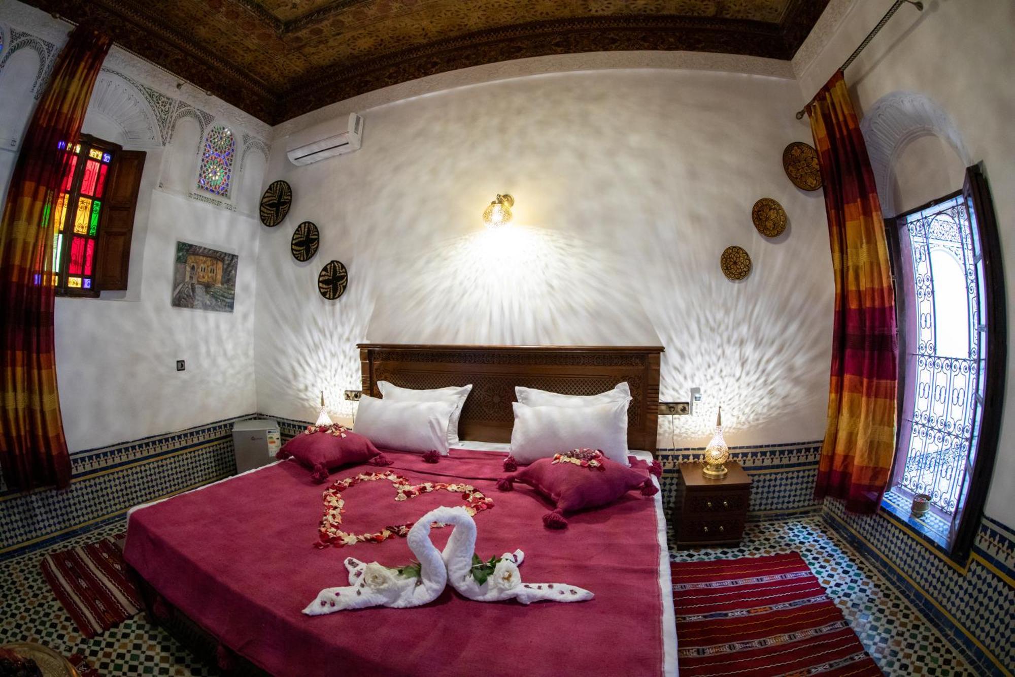 Taj 4*