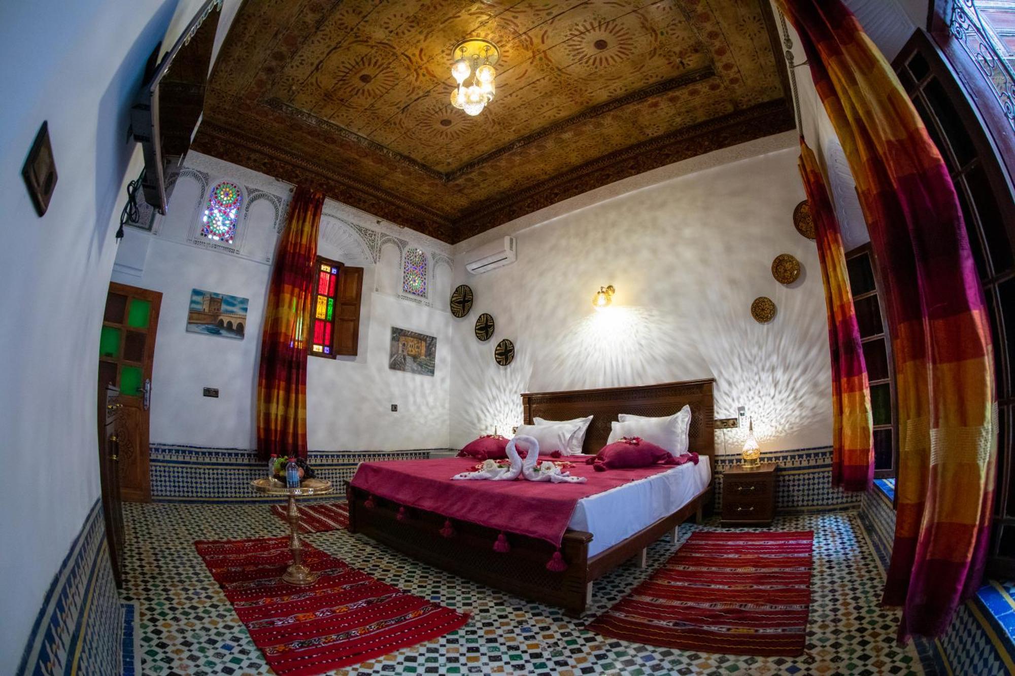 Taj 4*