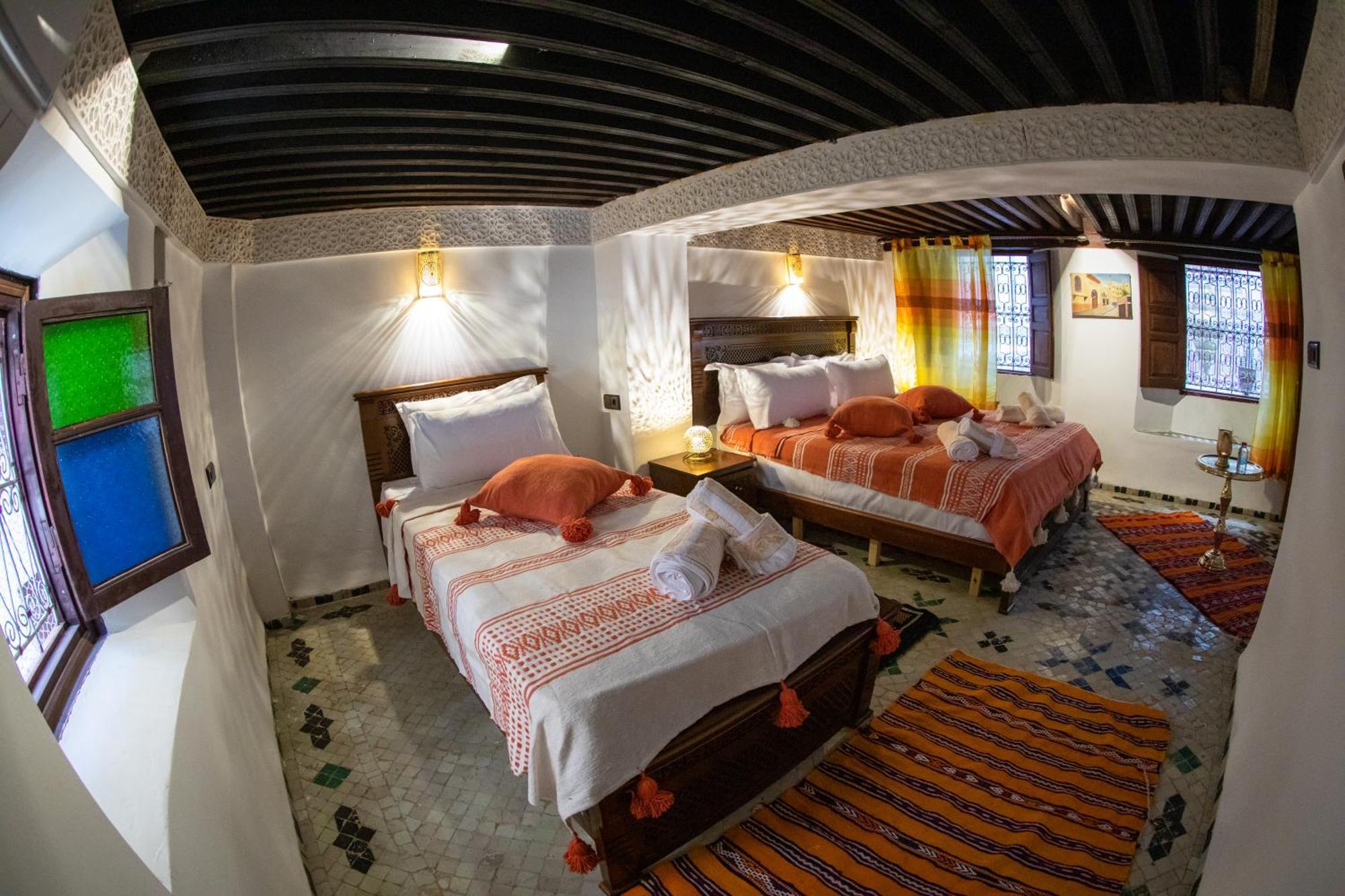Taj 4*
