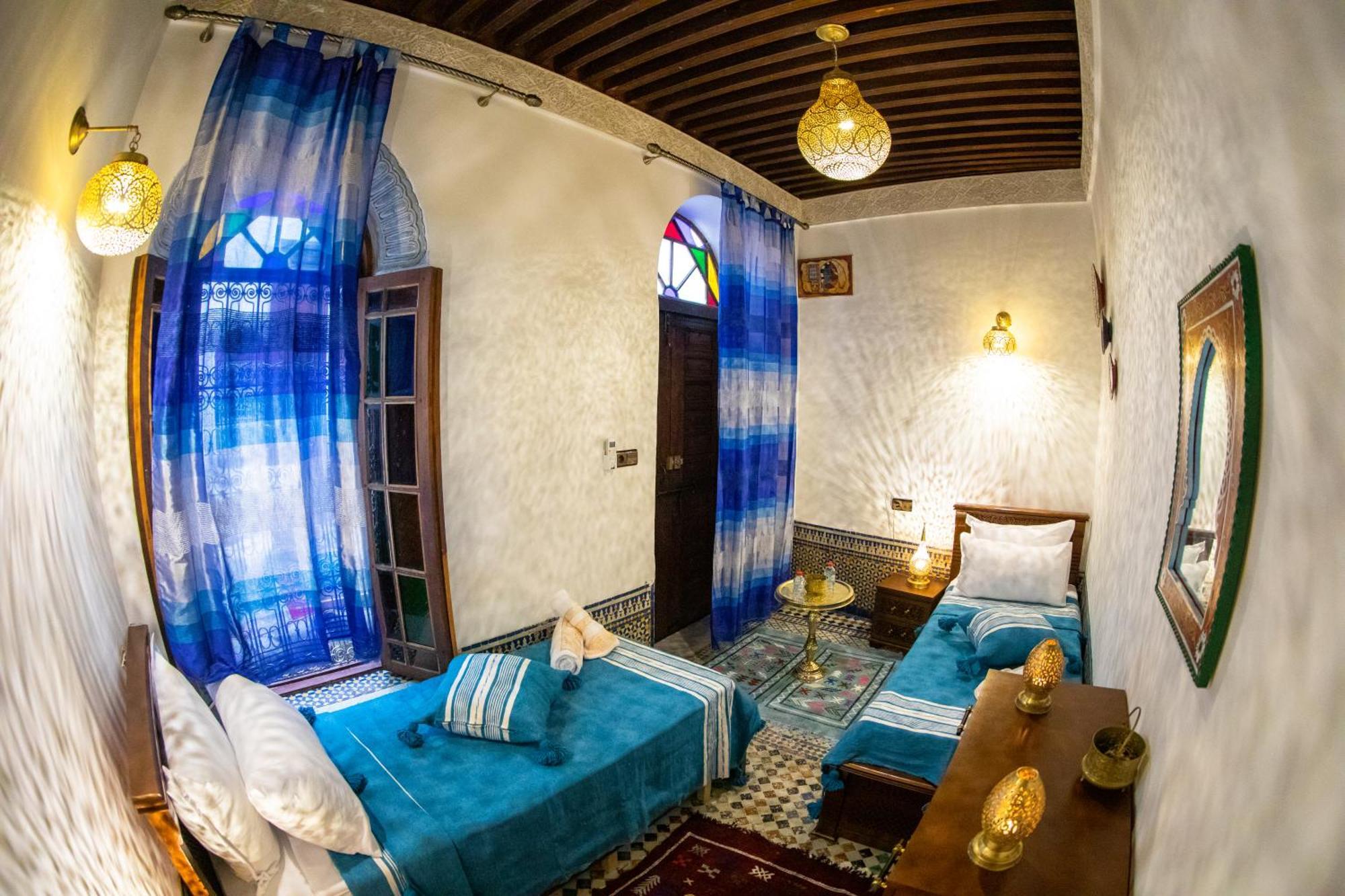 Taj 4*