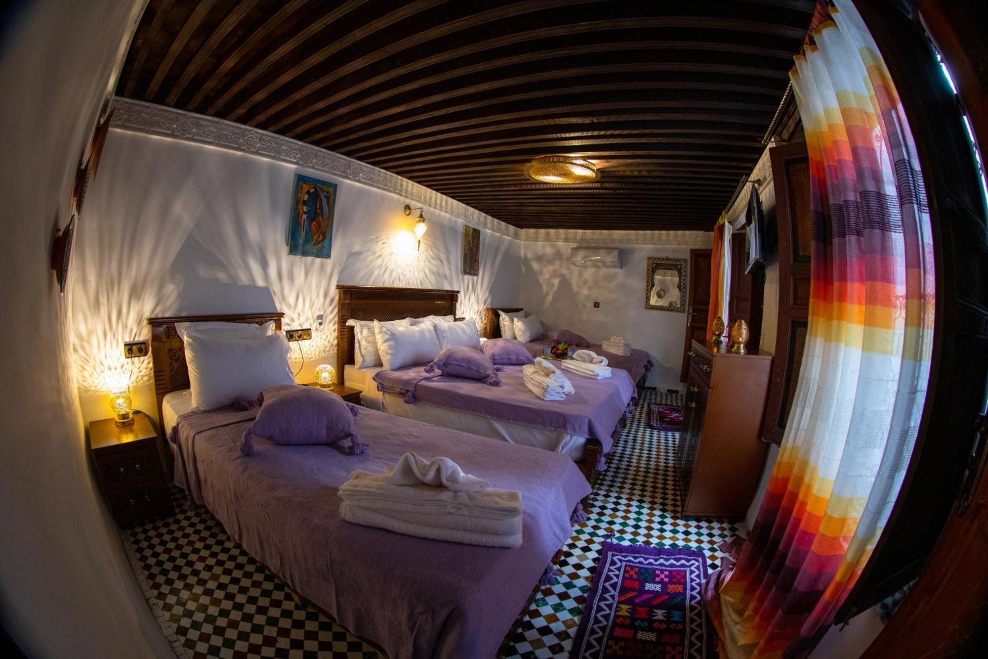 Taj 4*
